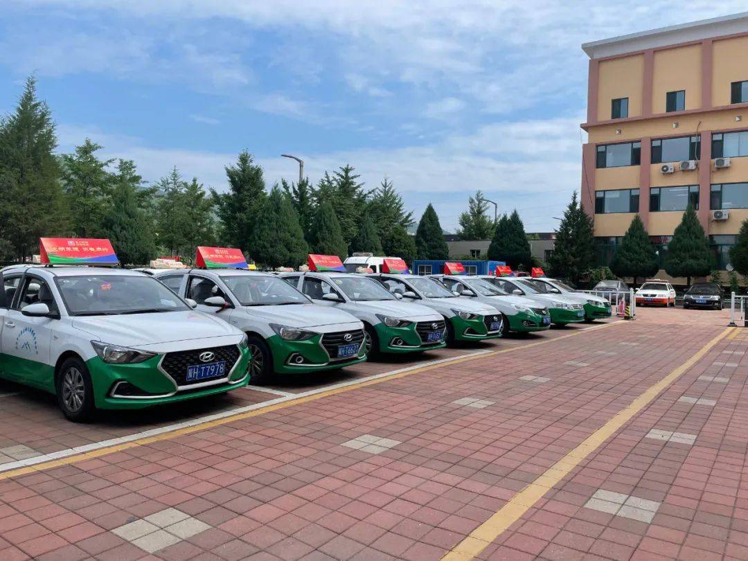 承德巿举行创文明城市树行业新风出租车行业文明优质服务授星活动