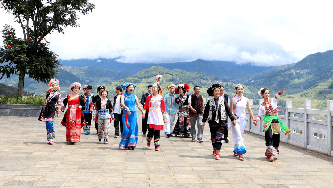 彝族,汉族,壮族,拉祜族,布朗族等9个民族,有着丰富多彩的民族节日