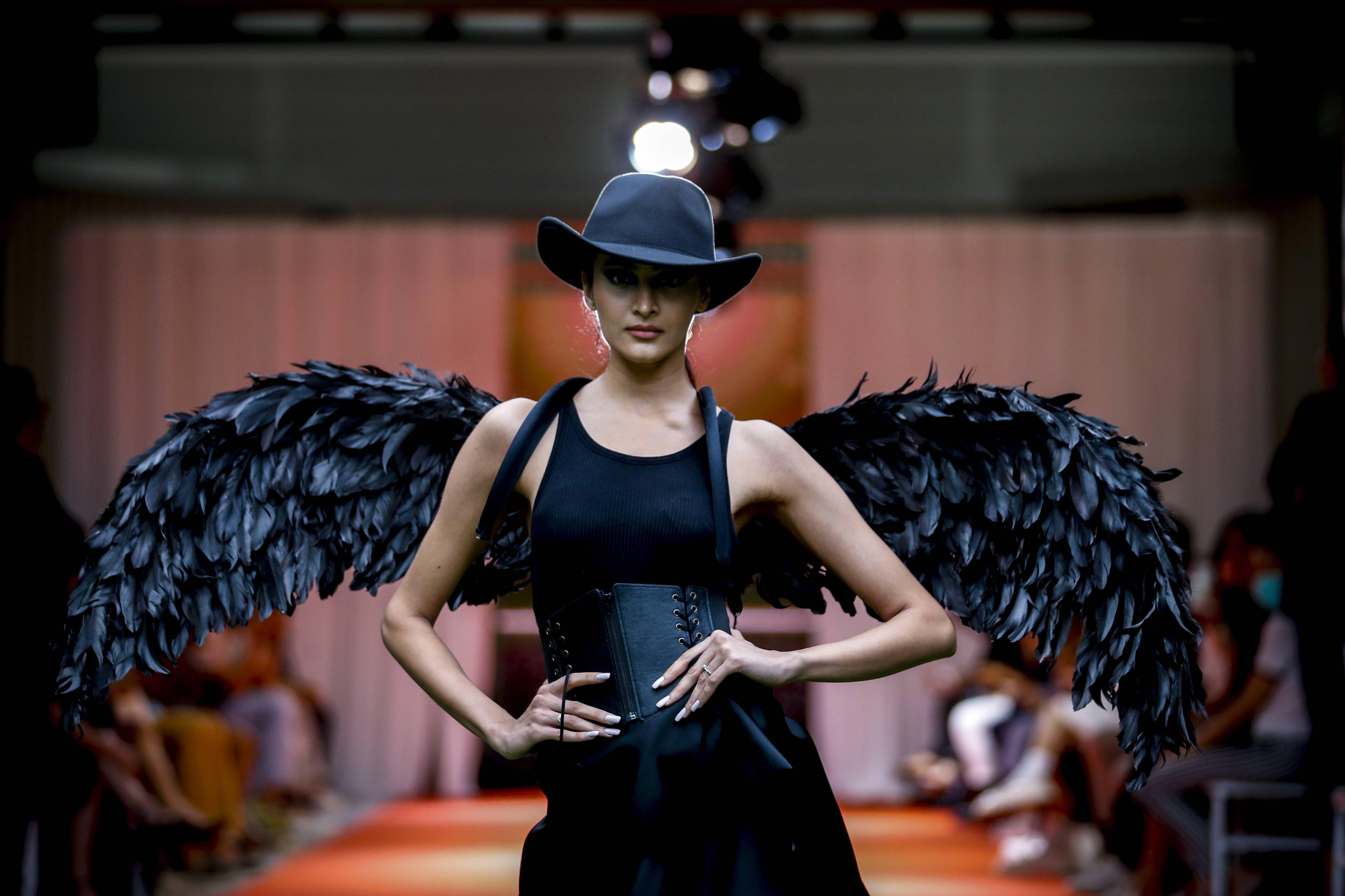 6月30日,模特在曼谷举行的泰国时装周上展示菲律宾设计师伦·内波穆塞