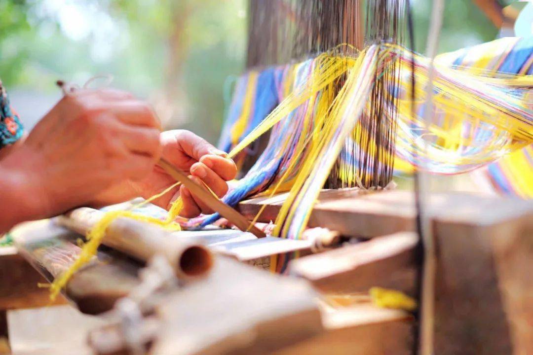 点赞鄄城县鲁锦织造技艺亮相首届非遗织绣印染技艺精品展