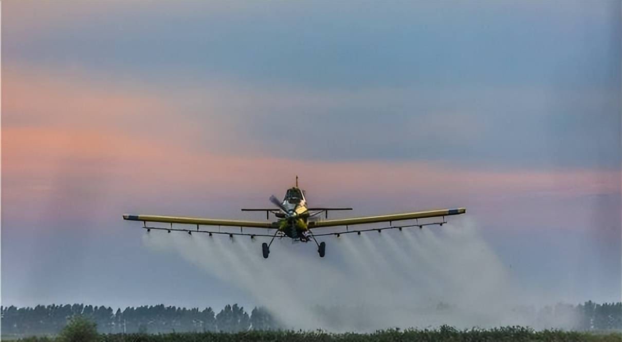 at802:从农业利器到全幅武装的空中拖拉机
