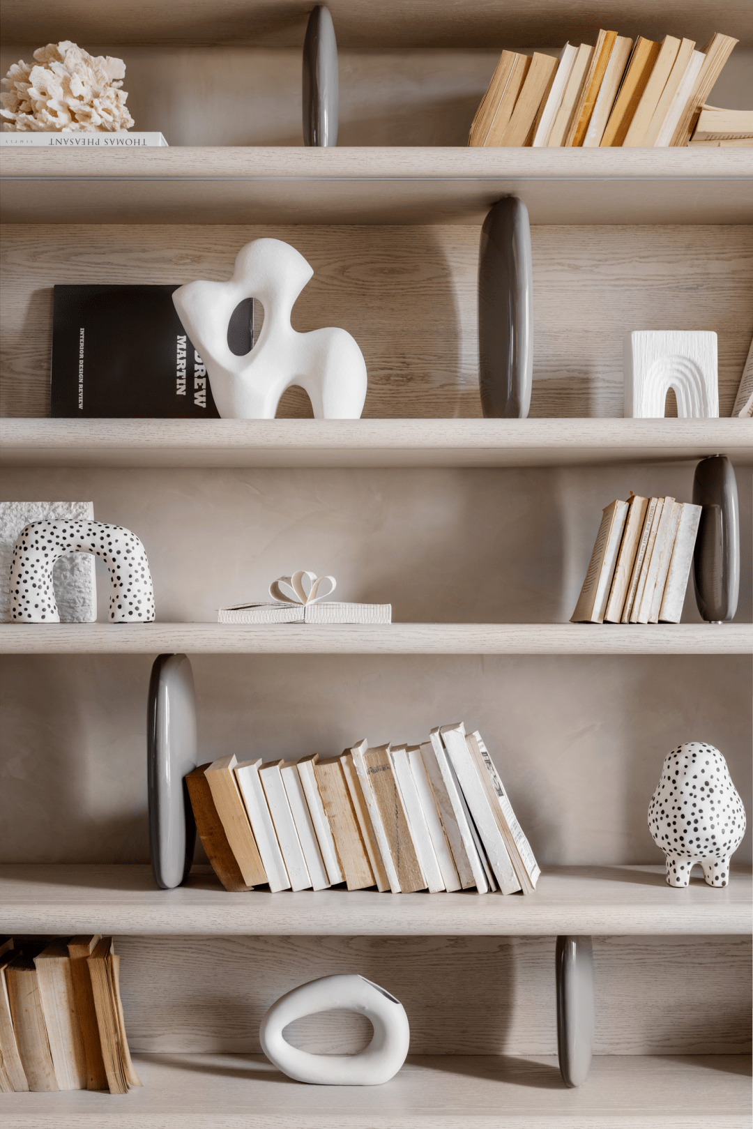 借由空间的通透性,书房整体置物墙面成为了起居室的另一面背景,书架上