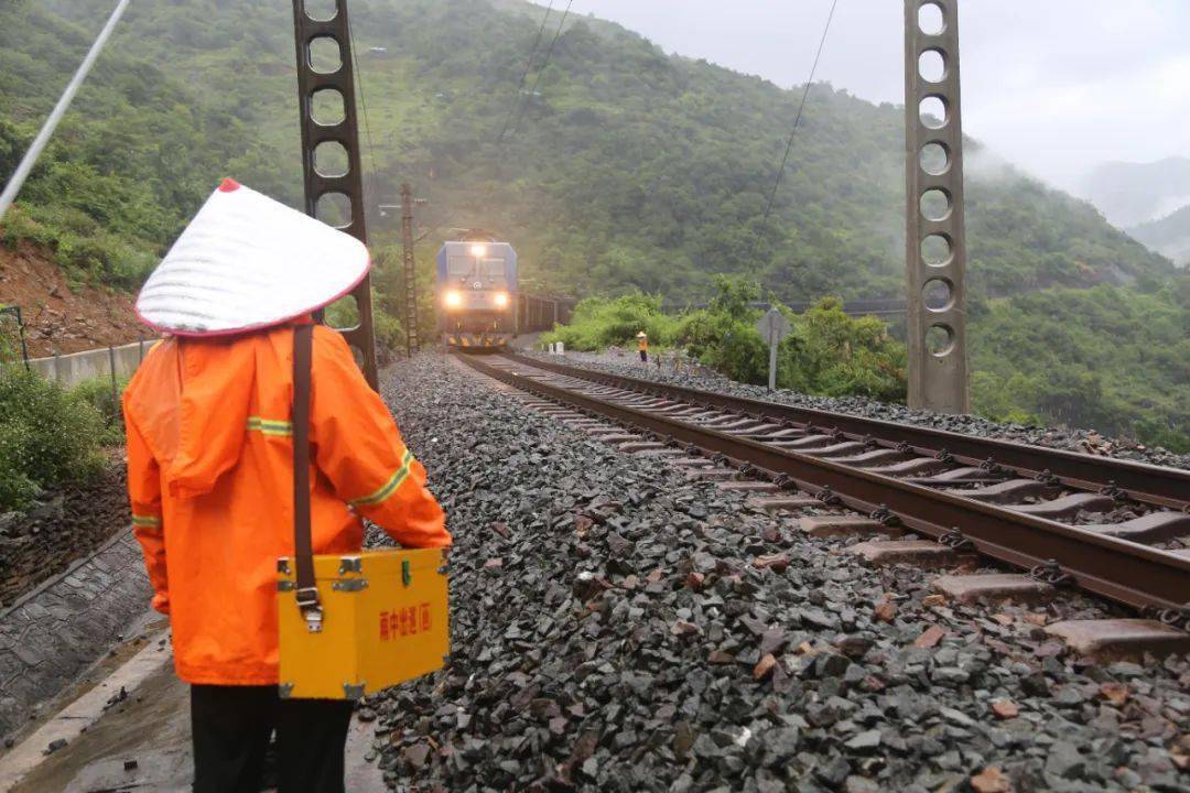 在沿海鐵路(不含玉鐵線),南廣線賓陽至鬱南,黎湛線黎塘至玉林,益湛線