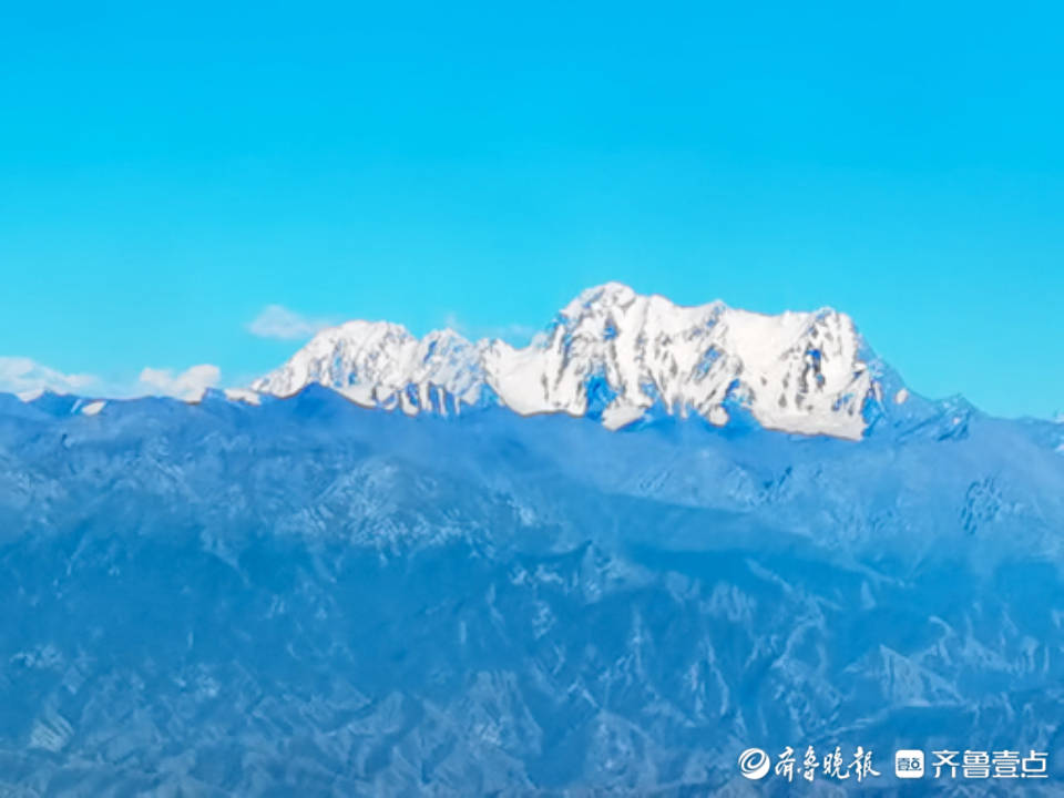 在飞机上看到的天山博格达峰