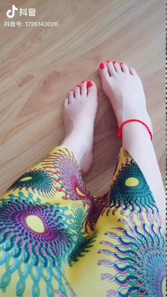 50岁的阿姨长了50年的脚有的宝宝说我最少穿38码你们说这脚可以穿什么