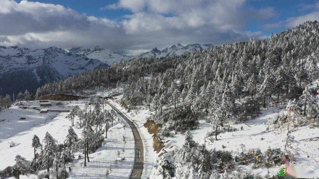 德贡公路孔雀山隧道贯通!_建设者_道路_德钦县