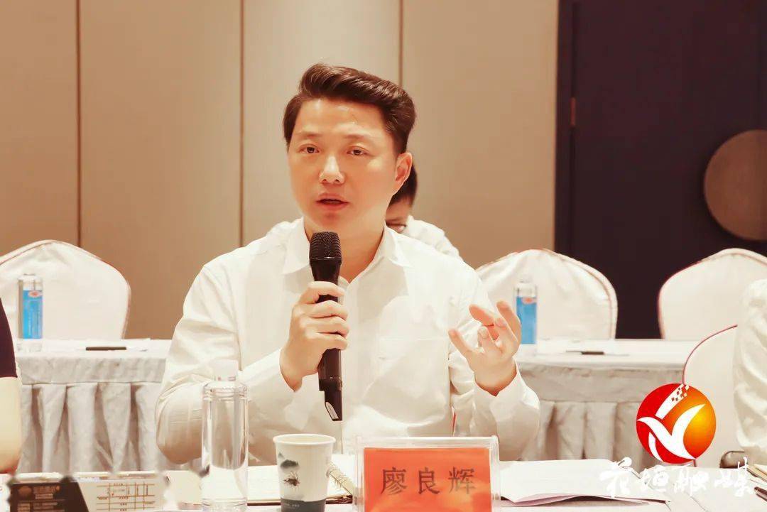 7月2日,花垣县在长沙举办专场招商座谈会,县委书记廖良辉主持并讲话