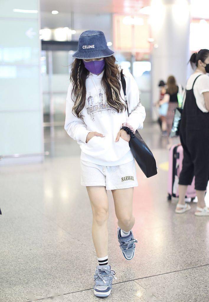 容祖儿白色卫衣配短裤清爽出镜戴渔夫帽走随性休闲风