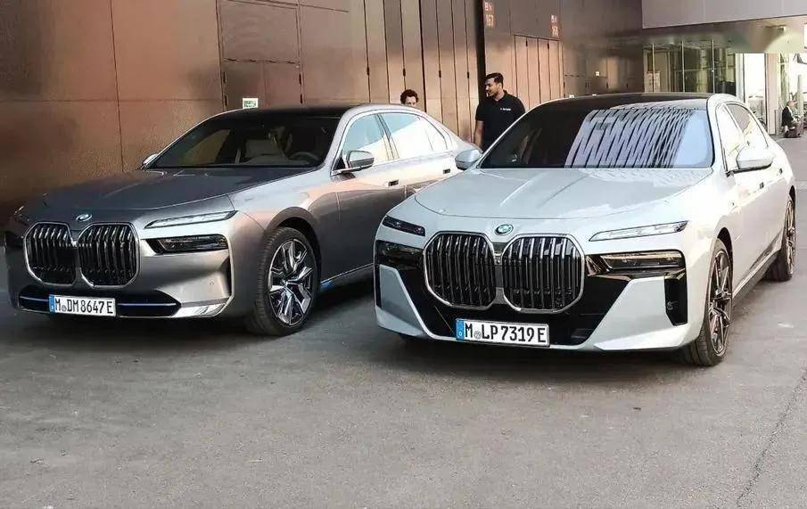 时隔6年第七代宝马7系正式换代配44tv8引擎双色车身更豪华