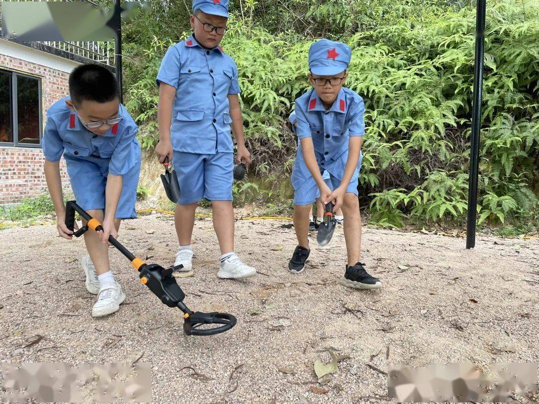 体验红军长征路上的"飞夺泸定桥,扫地雷,爬雪山",感受红军路上的艰辛