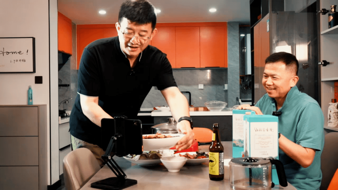 董事长傅钟与新食品杂志社执行社长,糖酒快讯总裁秦柯——联袂主持,以