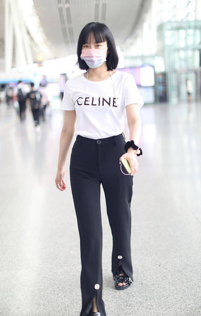 黄龄穿celine白色t恤配微喇裤齐刘海造型打造减龄清新感