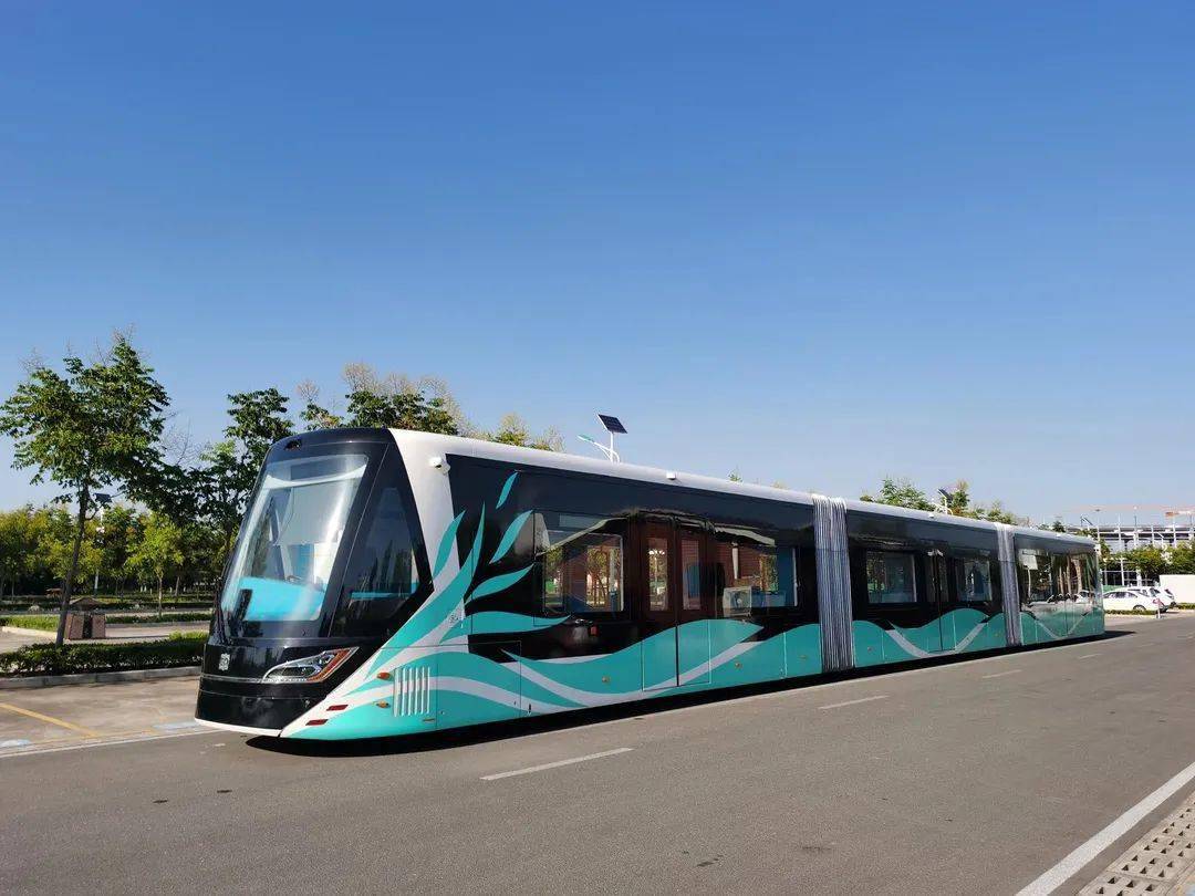 智轨列车亮相四川在成都载客试跑