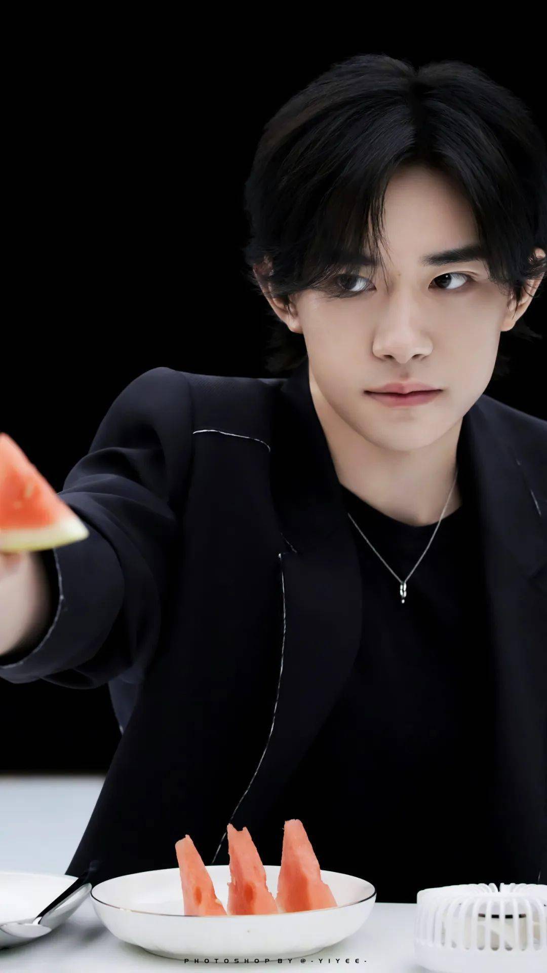 易烊千玺最新壁纸,这波狼尾玺宝太帅了!_华为_手机_yiyee