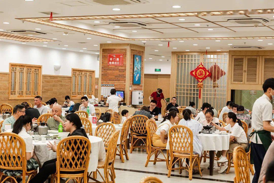 庐州太太(天鹅湖店)拥有37个包厢,5个大厅用餐区域,可同时容纳1000人