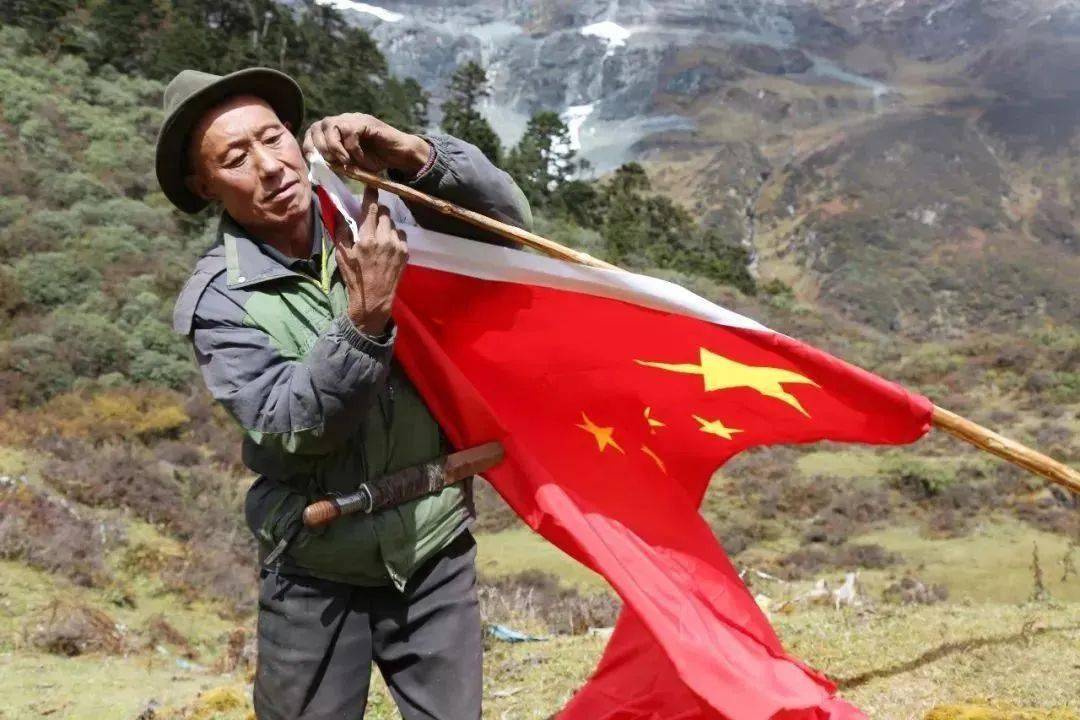 人在红旗在边防战士冒着大雨冰雹收回五星红旗我们保护的是国旗也是