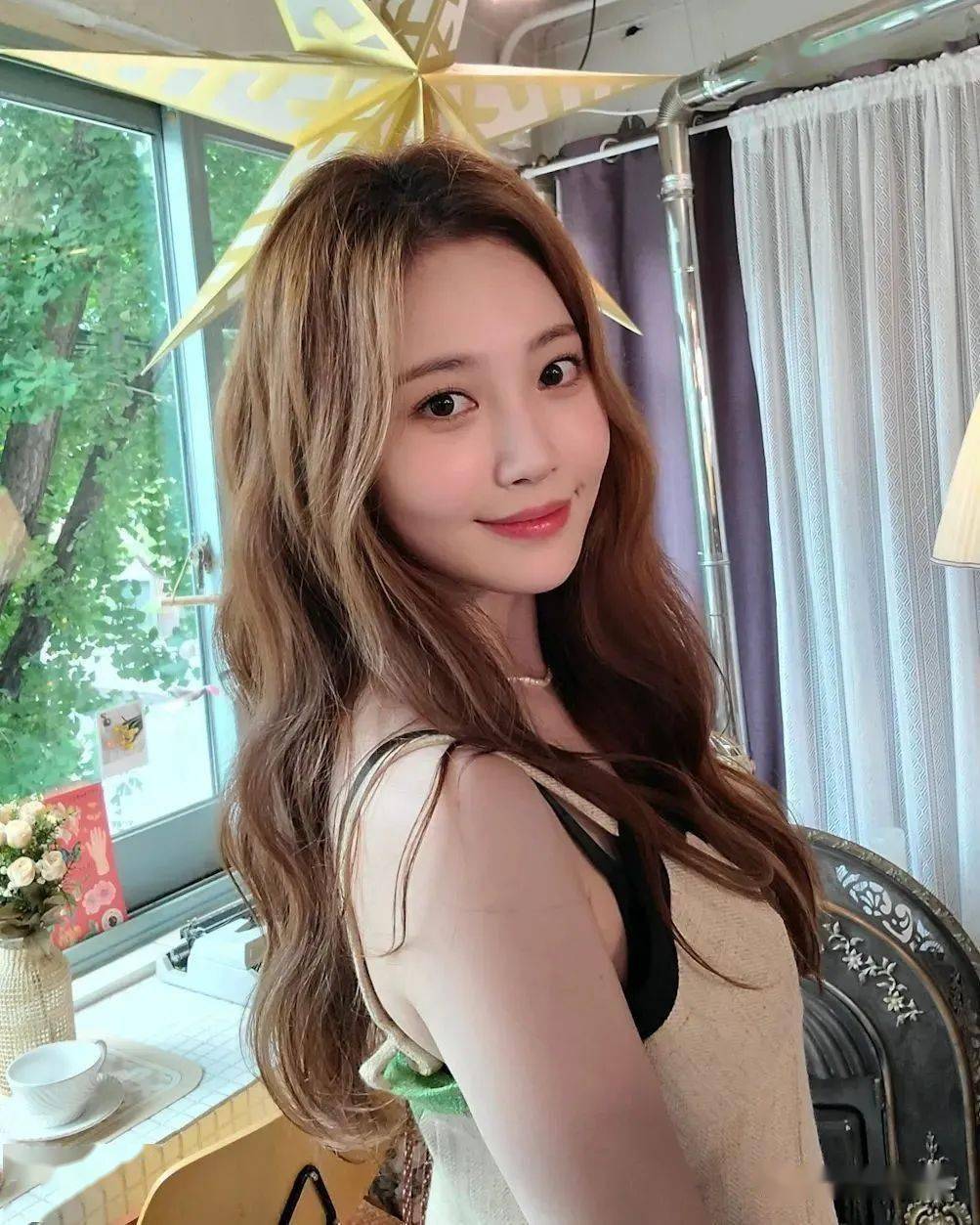 s型丰满身材30岁韩国女星金亚荣yura魅力四射的女团c位