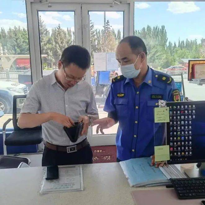 巴彦浩特一居民捡到钱包，却找不到失主，找他们帮忙后……_综合执法局_执法人员_新世纪广场
