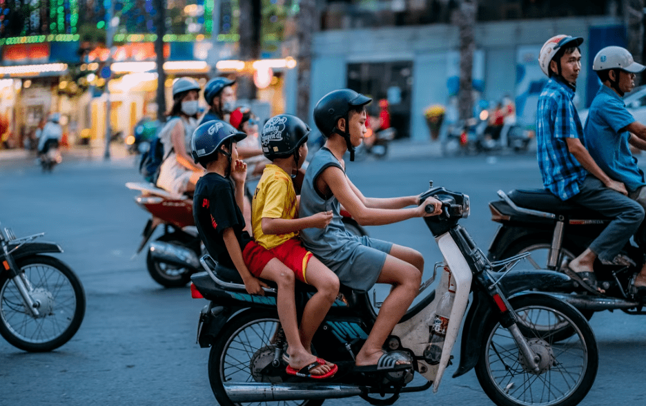 湖南14岁少年骑电动车撞老人致死谁来担责