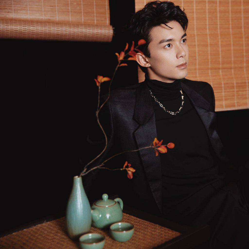 吴磊发布一组黑西装中式写真 眼神坚毅冷峻现完美"侧颜杀"_风格_造型