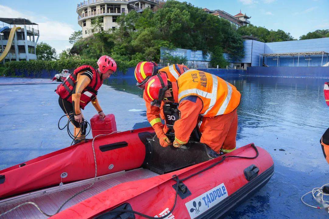 冲锋舟装载下水