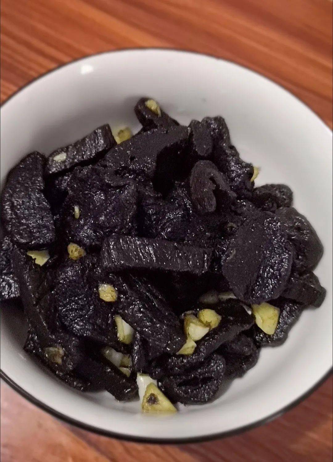 别看它黑,萝卜能是熬出的萝卜,色香味俱全.