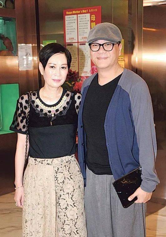 欧阳震华妻子风韵十足,穿黑色长裙身材高挑,气质仪态不输明星_造型