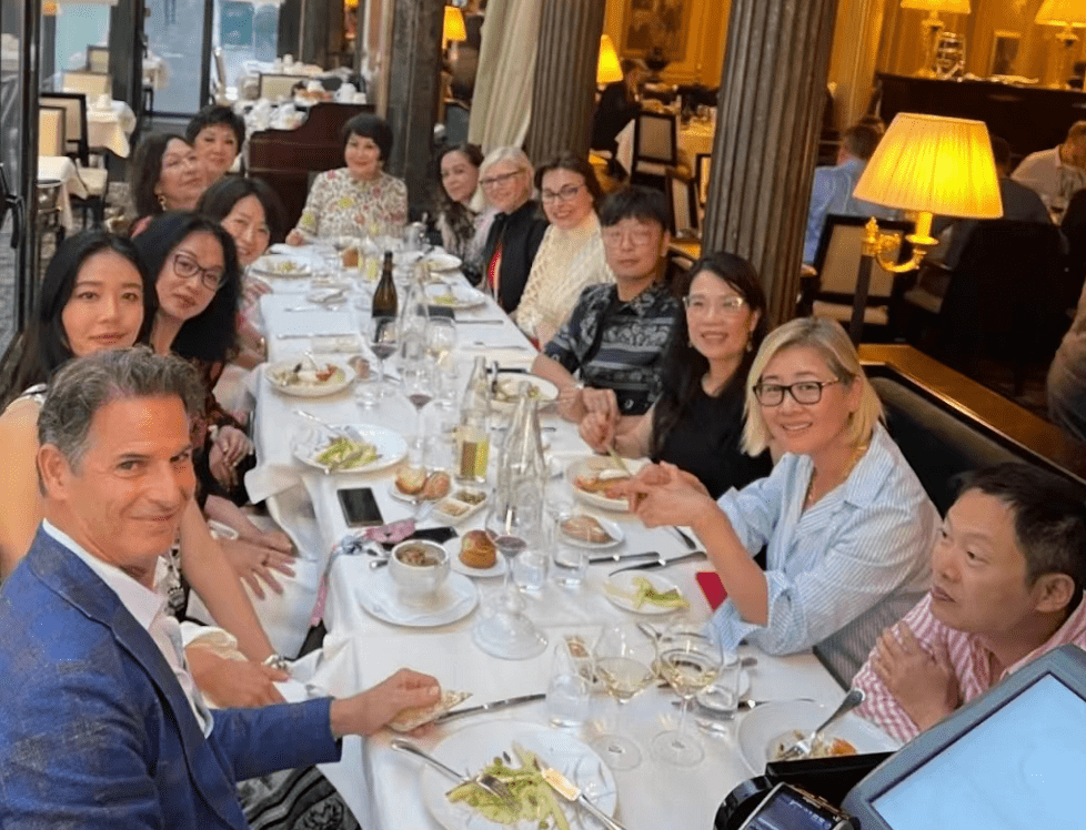 参加当地富豪聚会,换造型剪头发,却意外撞脸成龙_网友_羊毛_短发