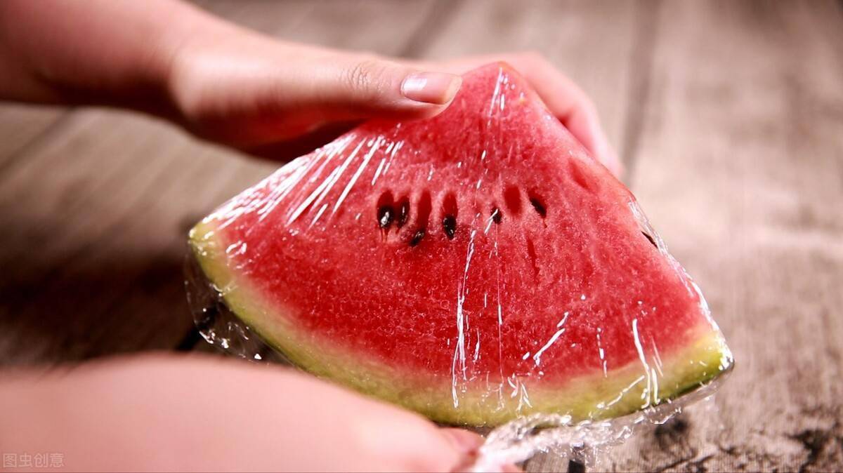 保鲜膜含增塑剂会致癌?能用来裹西瓜吗?安全使用,牢记2点