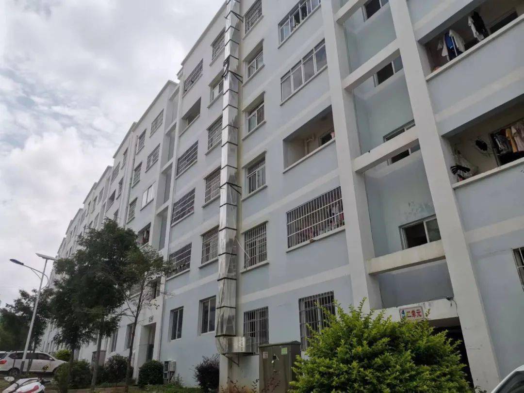 楼道间空地变成垃圾堆每天都饱受这样的折磨惠民小区的很多业主这是