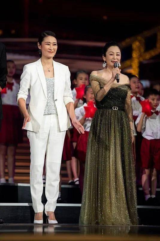 陈凯歌老婆同框惠英红同穿礼服气质差距太大明明小9岁看起来更老态