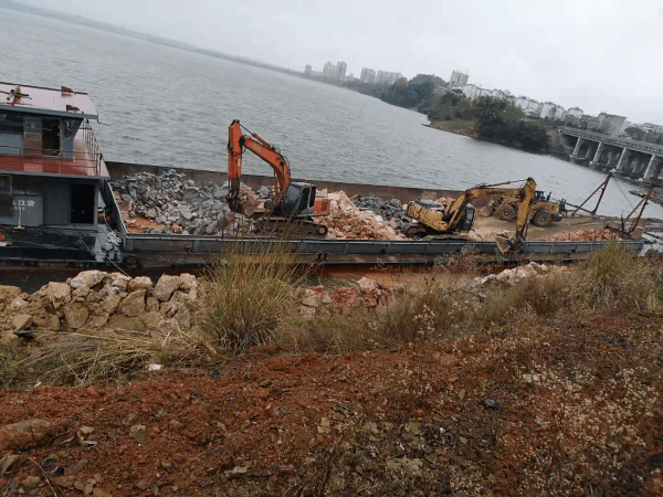 抛石固岸抛石固岸,因势赋形入县城不久,一片宽广的水域豁然展现,这就