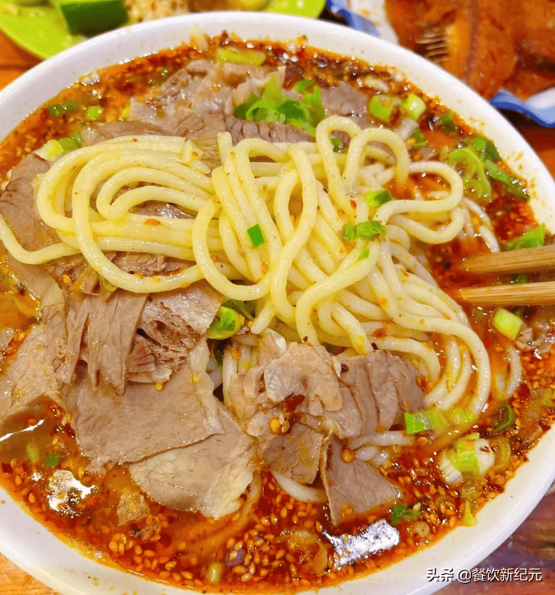 我点的是牛肉饸饹面,分量跟朋友的类似,对于我这个南方人而言,分量算