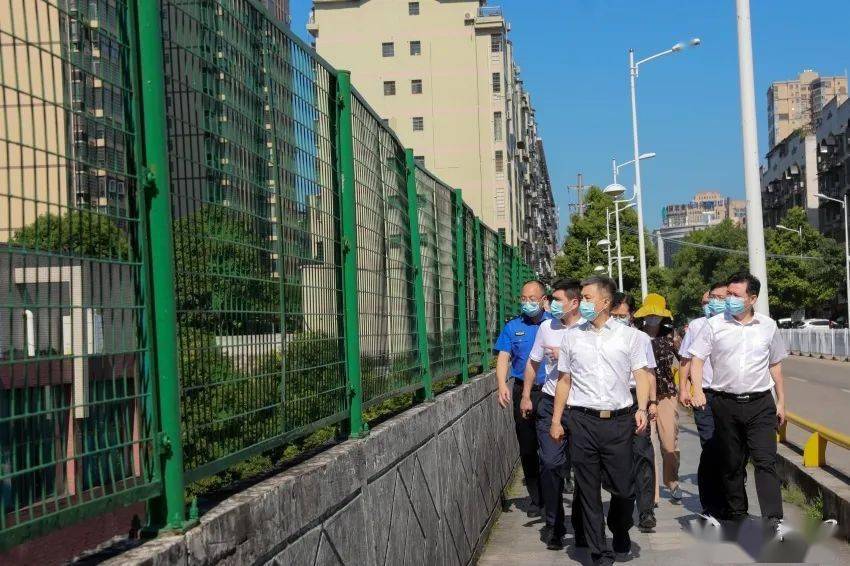 7月10日,婁底市委副書記,市長曾超群到婁底中心城區督導檢查創文