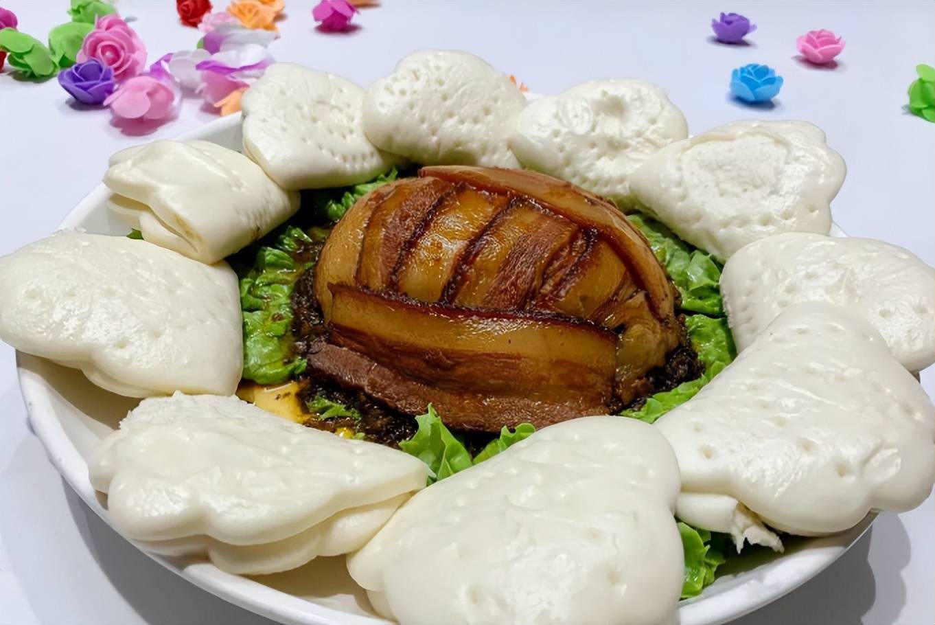 梅菜扣肉夹馍,馍很松软,扣肉肥而不腻,入口即化.