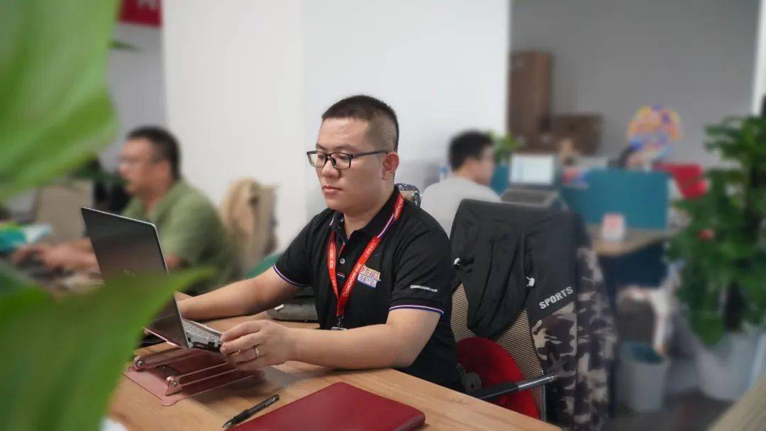 三心模范人物电视电商运营的扛把子程刚