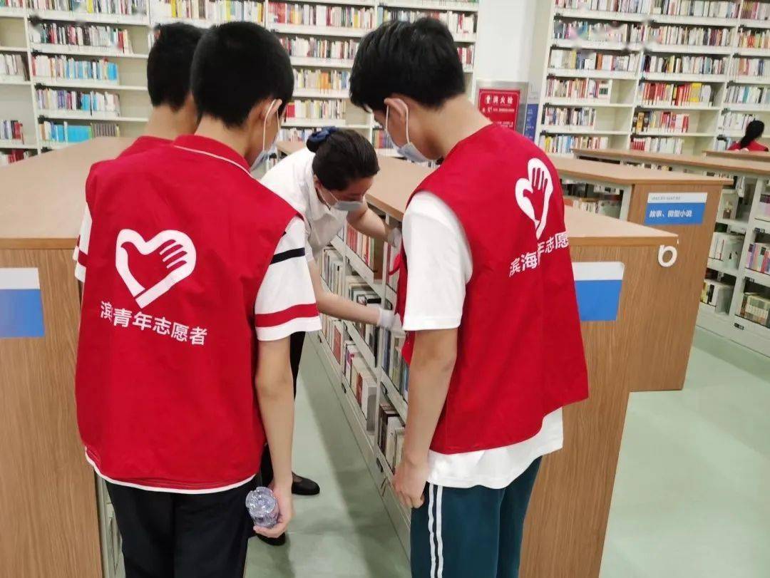 滨城青年志愿者走进新区图书馆开展学雷锋青少年志愿服务活动