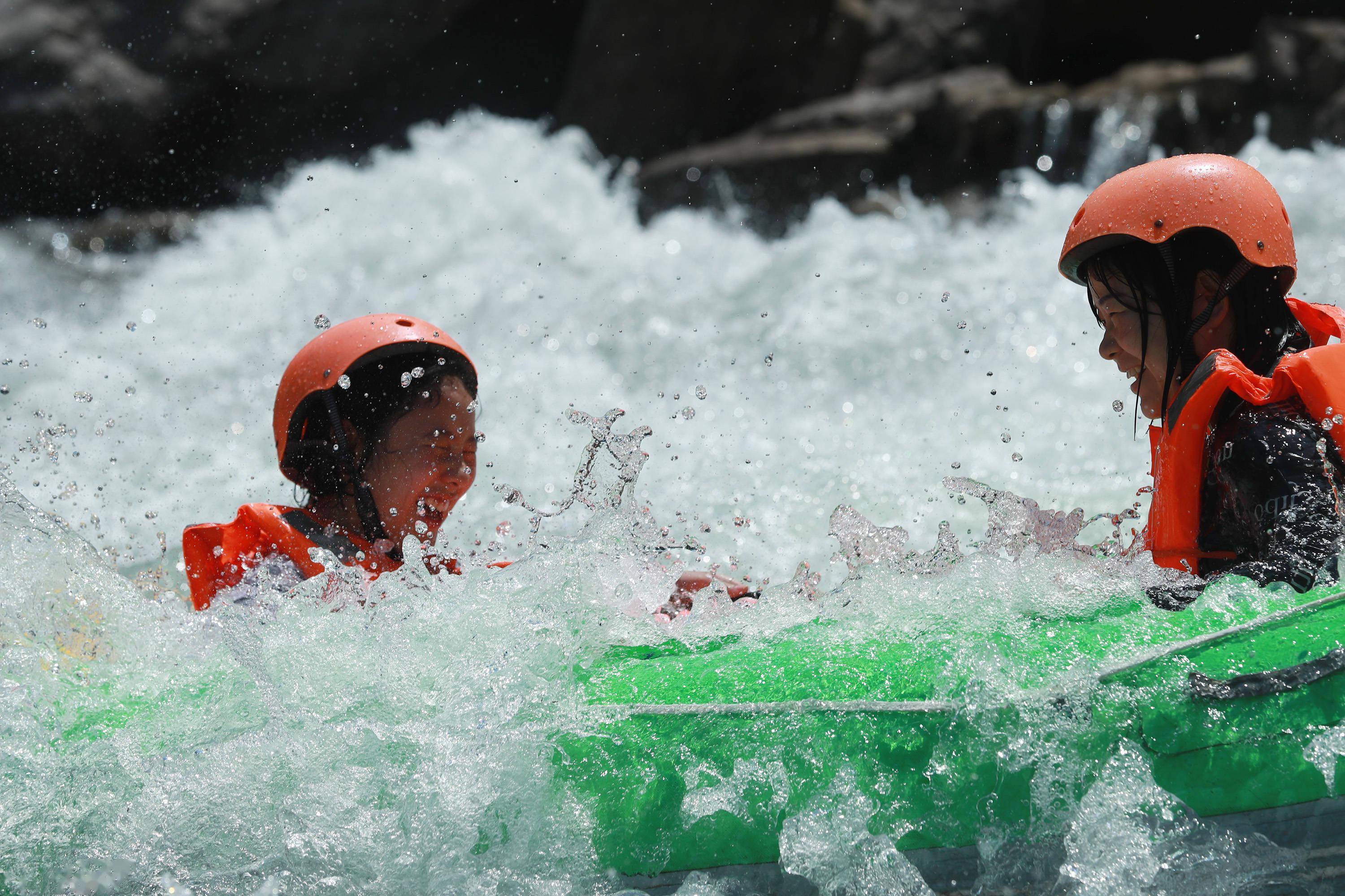 夏日戏水乐享清凉