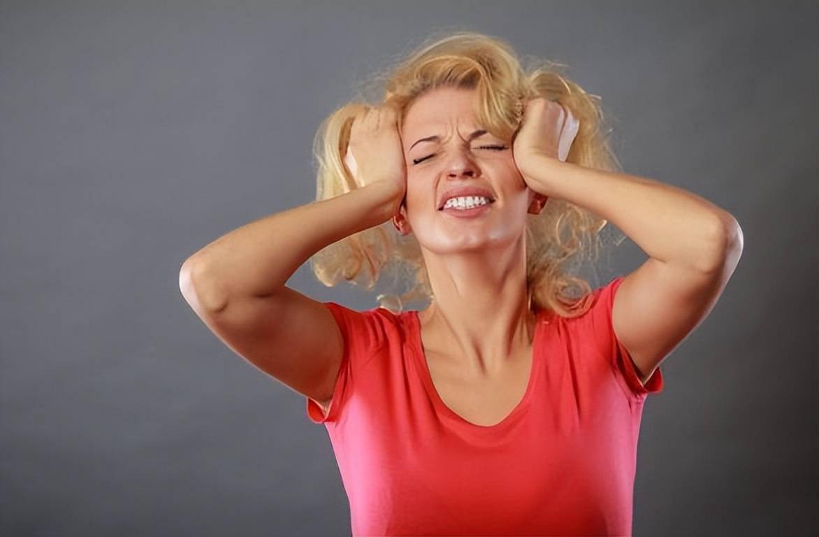 跟人争吵打架时身体发抖说话不利索是害怕还是生病了