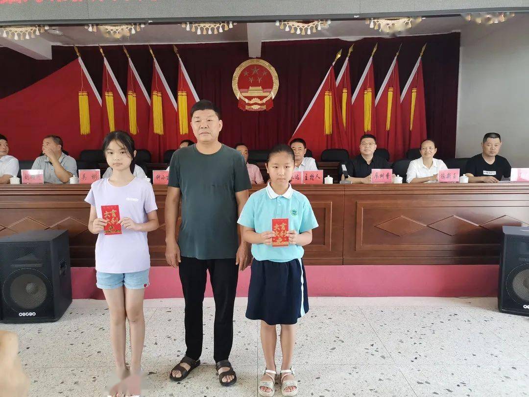 中堡镇举行爱心圆梦结对帮扶百名学子一对一见面暨帮扶金发放仪式