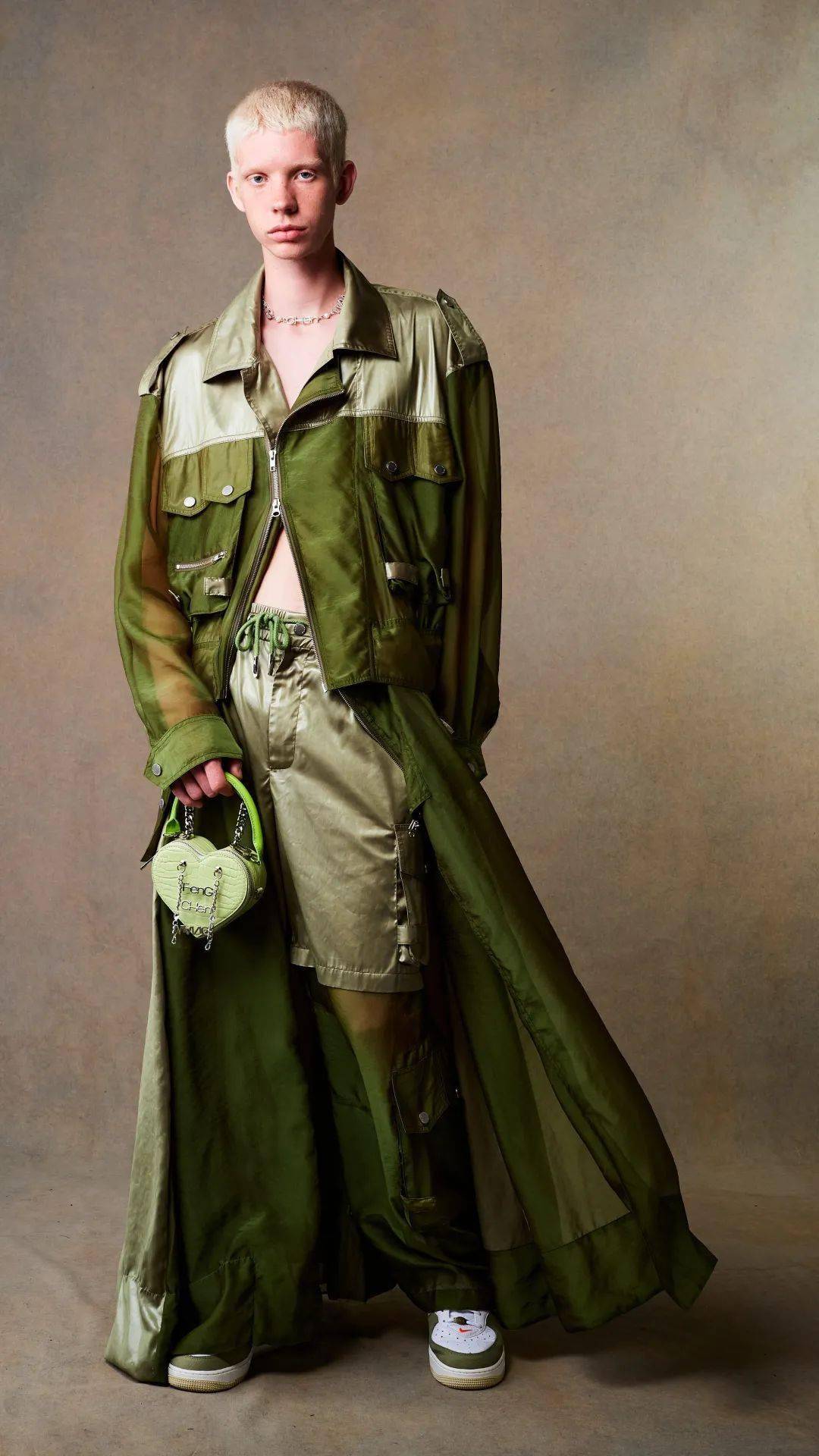 经由fengchenwang巴黎时装周首秀解读设计师王逢陈的时尚与跨界思维