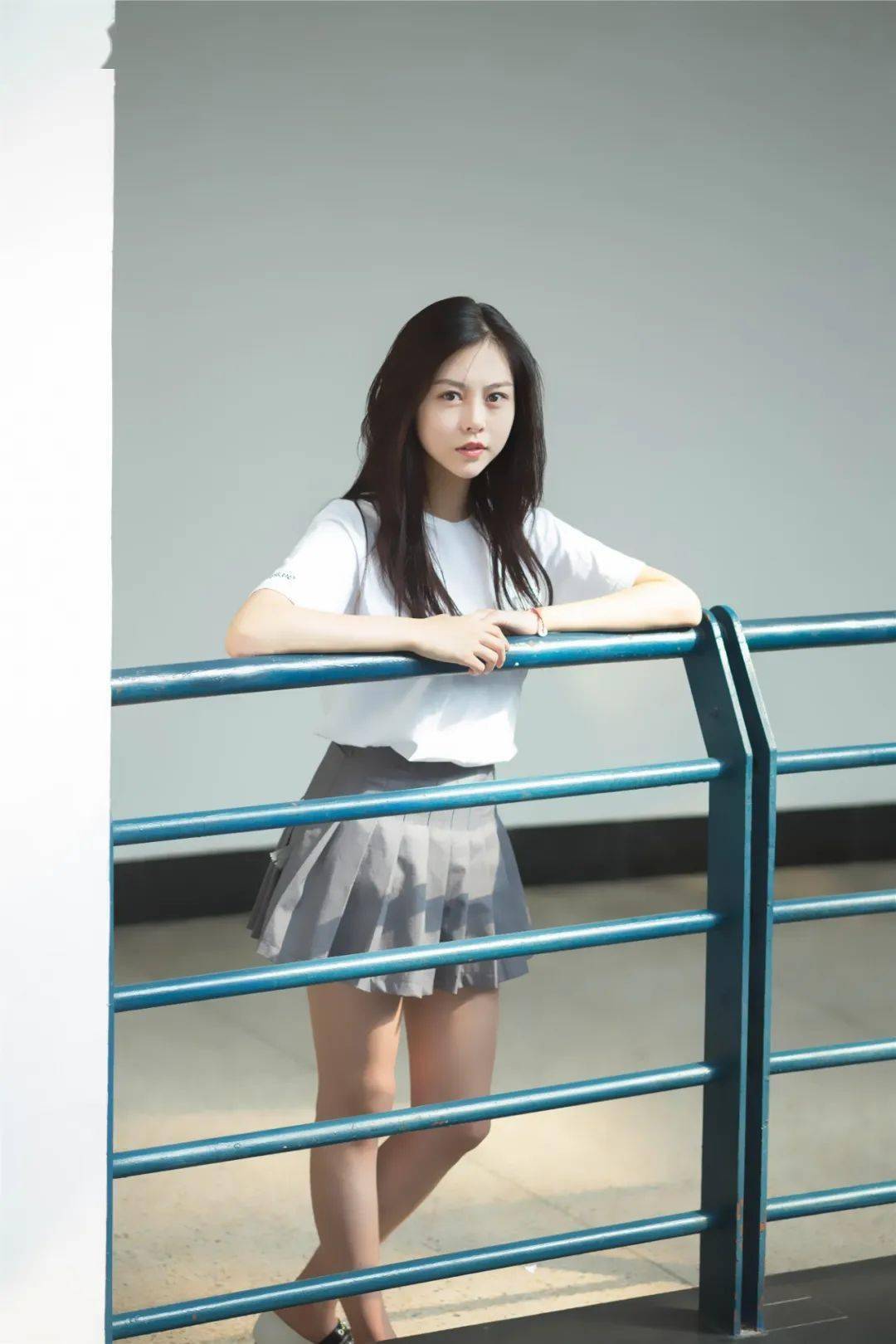 把门半开,让小姐姐半靠站在门边,这时候让人物处在三分线附近,让小姐