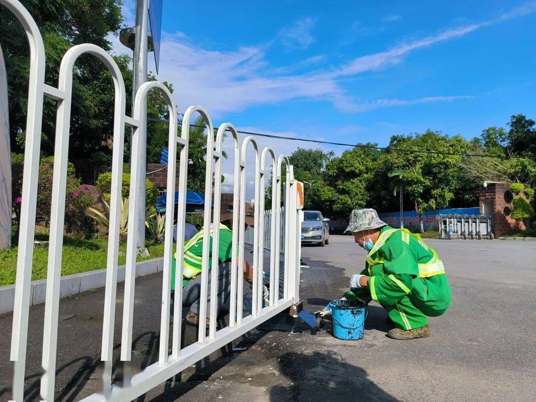 创文在路上街面隔离护栏刷漆扮靓文明景洪城区颜值