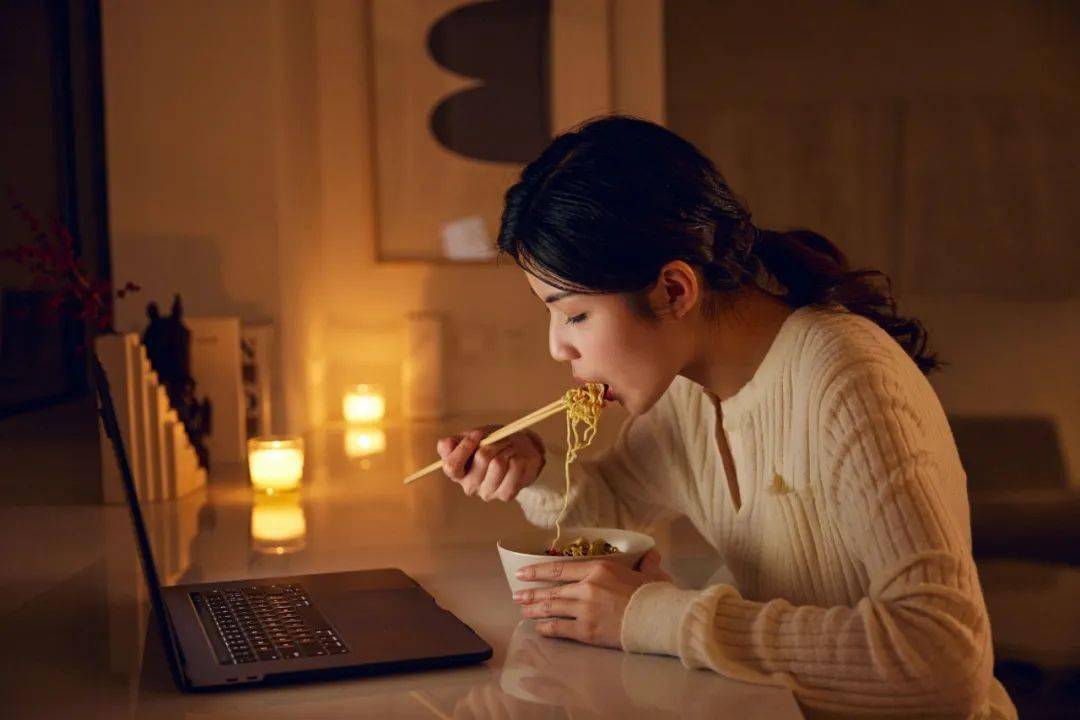 分享吃宵夜和熬夜饿肚子哪个危害更大答案你想不到