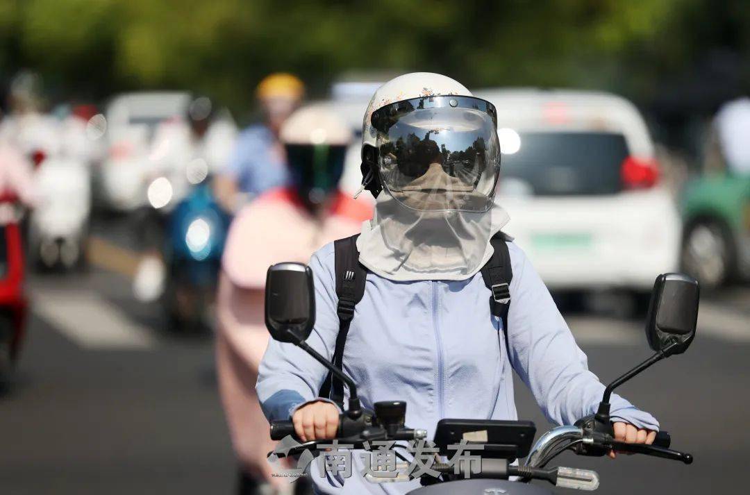 "全副武装"出行,不少行人戴着墨镜,身穿防晒衣等7月12日,在市区街头