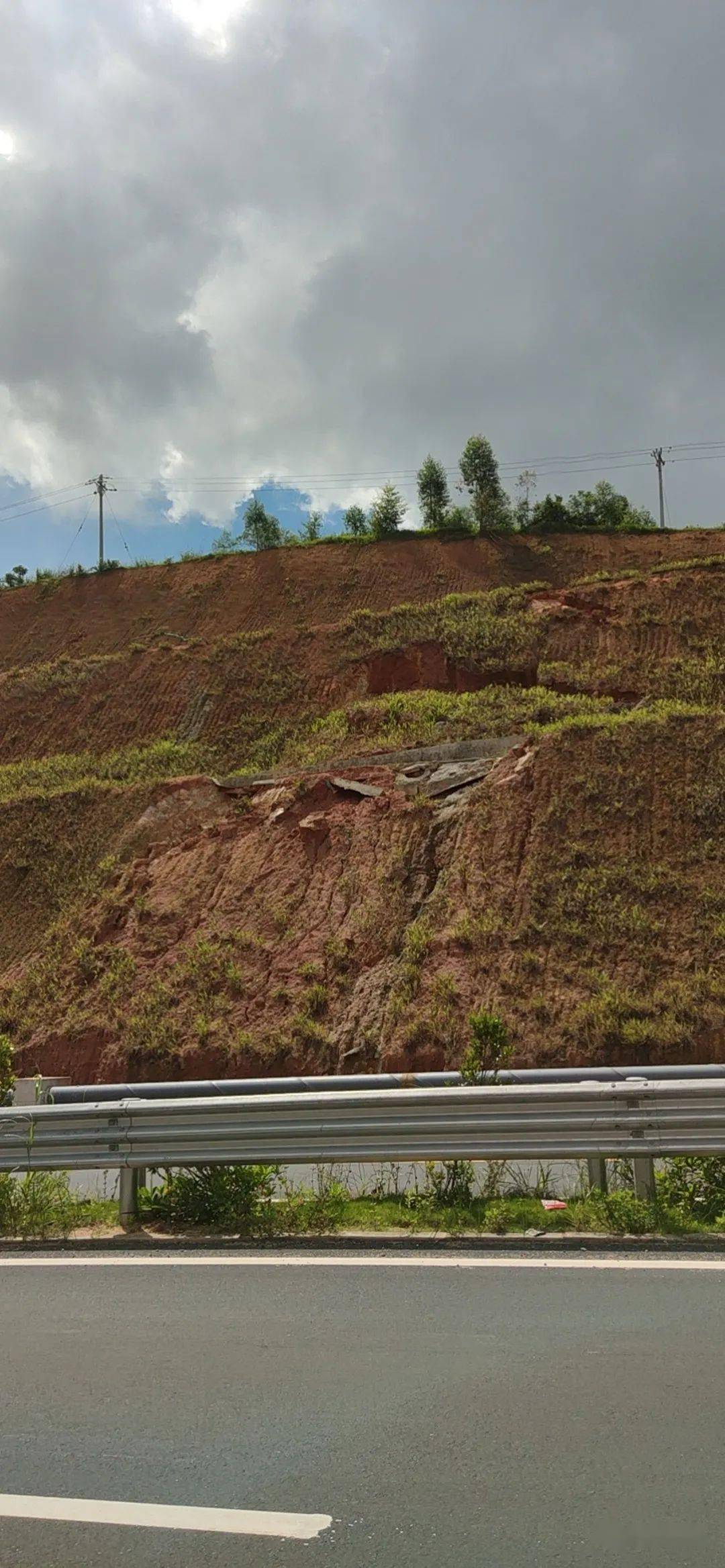 龙马一级路这几处斜边坡被雨水冲刷欲毁,断裂蹦坏或至塌方,望处理_平