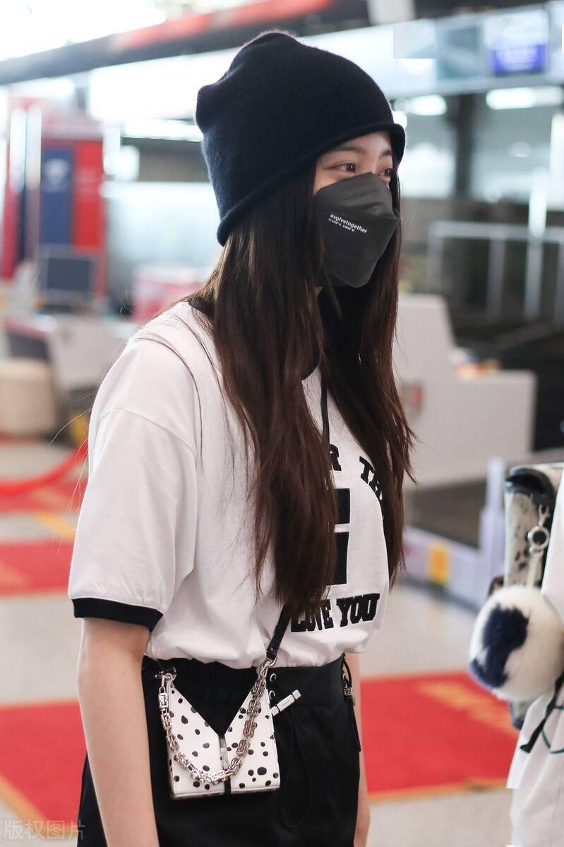 欧阳娜娜黑白风搭长筒靴活泼俏皮时尚范儿足