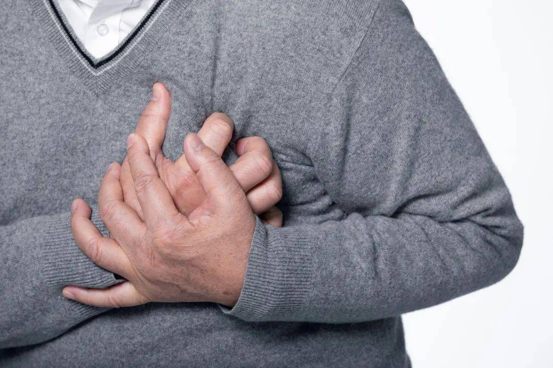 如果体力活动中出现胸痛,咽部不适,不明原因,规律性的胸闷,很可能是