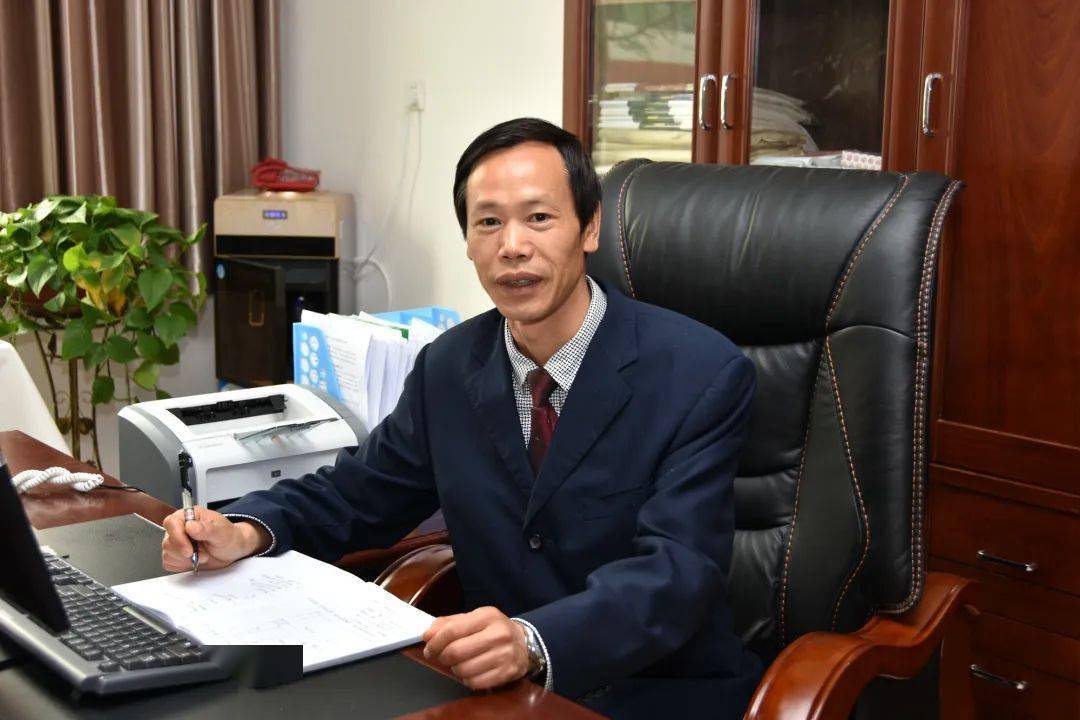 原毕节八中教务主任,现任毕节东辰副校长,初中分校副校长.