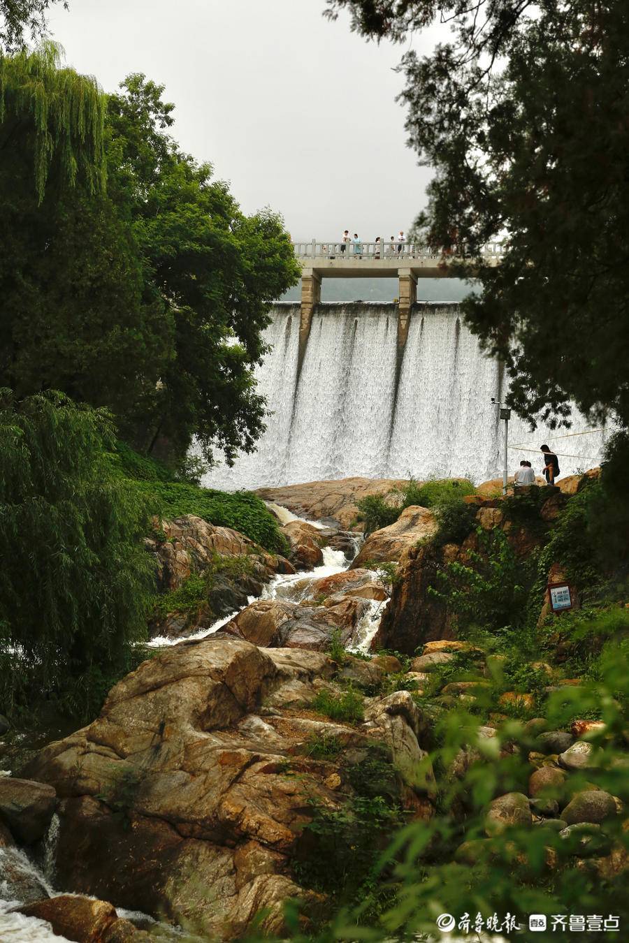壹图集雨后泰安虎山水库大坝瀑布气势如虹引众多游客打卡